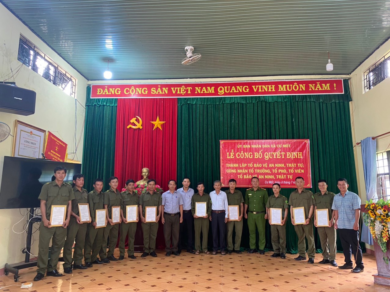 UBND xã Cư Mốt tổ chức Lễ công bố quyết định thành lập Tổ bảo vệ an ninh, trật tự, công nhận Tổ trưởng, Tổ phó, tổ viên tổ an ninh Tổ bảo vệ an ninh, trật tự